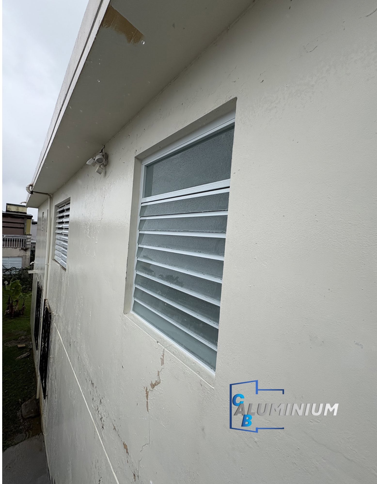 Ventana de seguridad instalada