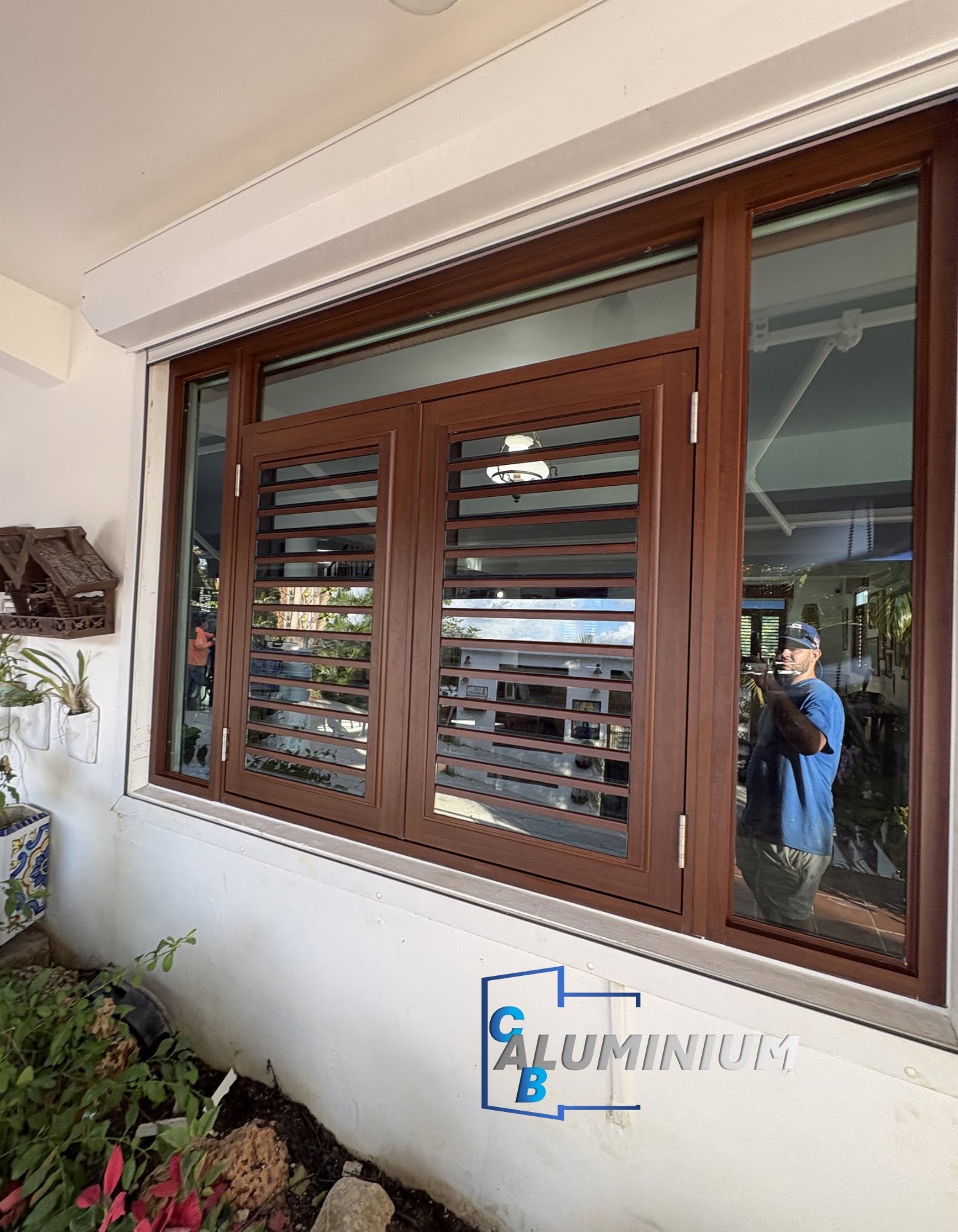 Ventana de aluminio con acabado color madera