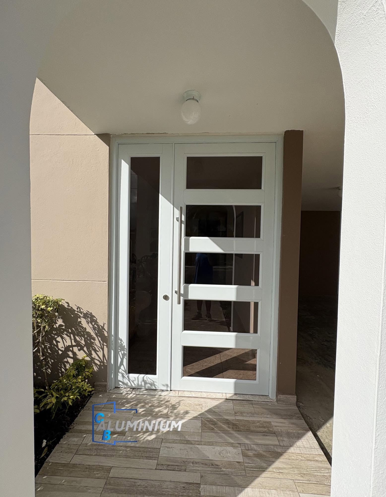 Puerta moderna fabricada por CAB Aluminium LLC